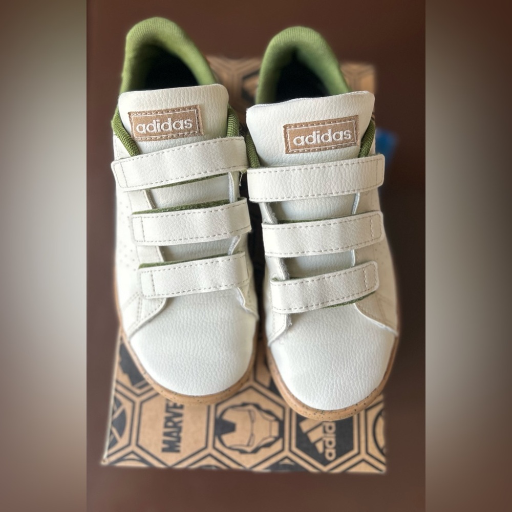 Adidas kids unisex lifestyle advantage x marvel shoes size 1 for little kids